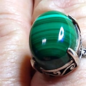 MALACHITE STERLING RING. SWIRL MOTIF SHOULDERS. CABOCHON. (R-6146925)